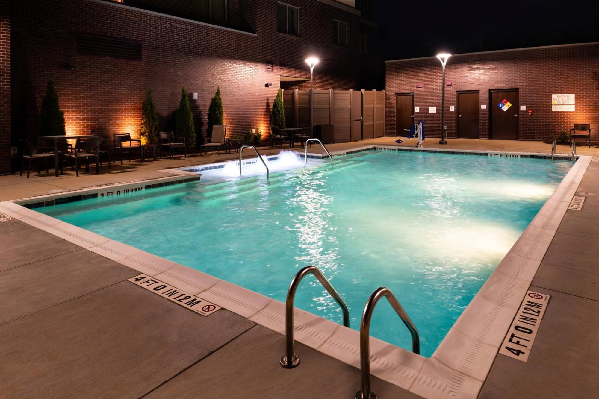 Courtyard By Marriott Charlotte Northlake Екстериор снимка